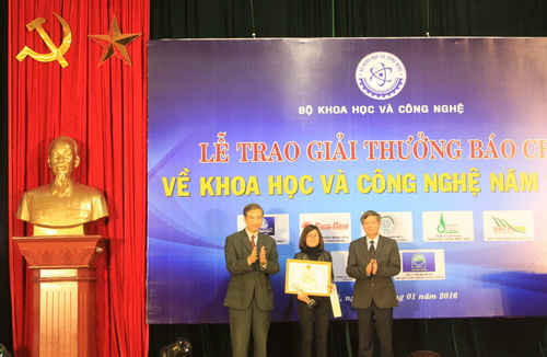 Phó trưởng Ban Tuyên giáo Trung ương và Thứ trưởng Bộ KH&CN trao giải cho tác giả đạt giải nhất
