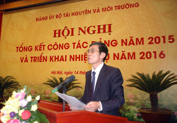 đồng chí Vũ Đình Sinh - Phó Bí thư Thường trực Đảng ủy Bộ TN&MT trình bày báo cáo Tổng kết công tác Đảng năm 2015 và phương hướng nhiệm vụ năm 2016