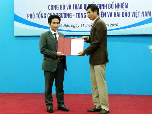 Thứ trưởng Bộ TN&MT Chu Phạm Ngọc Hiển trao Quyết định bổ nhiệm cho ông Vũ Trường Sơn - tân Phó Tổng cục trưởng Tổng cục Biển và Hải đảo Việt Nam