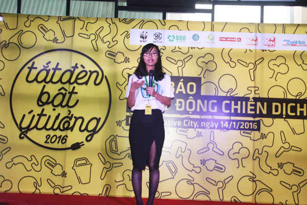 Chị Nguyễn Quỳnh Duyên, đại diện Ban tổ chức Chiến dịch “Tắt đèn Bật ý tưởng 2016” phát biểu tại buổi họp báo