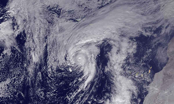  Bão Alex hình thành ở Đại Tây Dương vào ngày 15/1 sau khi một cơn bão đổ bộ trước đó vào ngày thứ 14/1. Ảnh: Getty Images