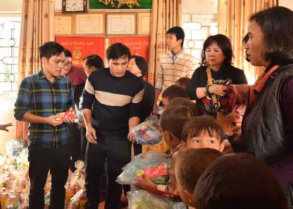 Phó Bị thư đoàn TNCSHCM sở TN&MT Hà Nội Nguyễn Văn Trung cùng đoàn viên trao quà cho đồng bào 
