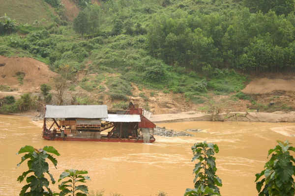 Nạn khai thác vàng sa khoáng trái phép đang băm nát Khu bảo tồn thiên nhiên Sông Thanh