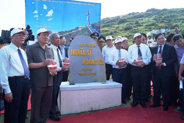 Lãnh đạo Trung ương và tỉnh Quảng Ngãi đặt viên đá đầu tiên  xây dựng Khu Tưởng niệm Nghĩa sĩ Hoàng Sa