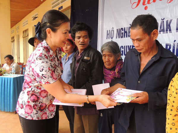 Bà Trương Thị Ngọc Ánh tặng quà tết cho người nghèo Đăk Côi