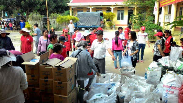 Hội Chữ thập đỏ Kon Tum phối hợp với đơn vị từ thiện trao quà cho người dân.
