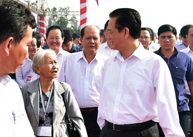 Thủ tướng Nguyễn Tấn Dũng thăm hỏi bà con nhân dân nơi có tuyến đường đi qua 