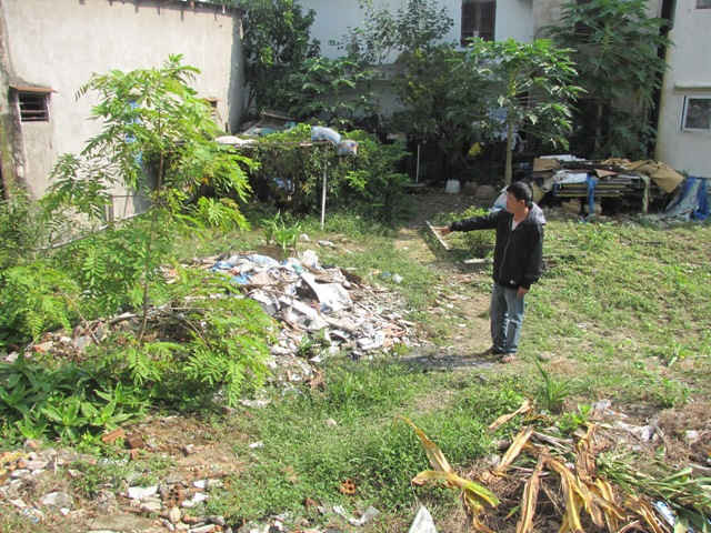 Lô đất bỏ hoang lâu ngày, cây cối mọc um tùm và rác rưởi gây mất vệ sinh môi trường trong khu vực. 
