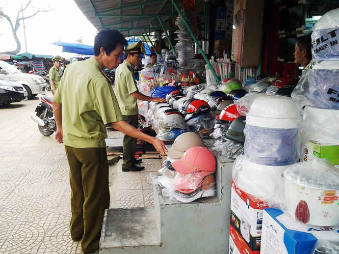 Lực lượng quản lý thị trưởng kiểm tra hàng hóa tại chợ Đồng Hới (Quảng Bình). Ảnh minh họa
