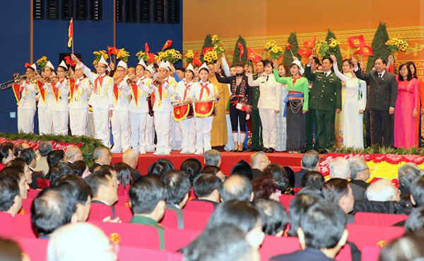 Đoàn đại biểu nhân dân Thủ đô đại diện cho đồng bào, chiến sỹ cả nước tặng hoa chúc mừng Đại hội XII Đảng Cộng sản Việt Nam. Ảnh: chinhphu.vn