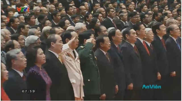 Các đồng chí Lãnh đạo Đảng, Nhà nước, Quốc hội, Chính phủ nghiêm trang chào cờ trước giờ khai mạc Đại hội - Ảnh chụp qua màn hình