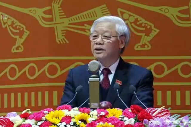 Đồng chí Nguyễn Phú Trọng, Tổng Bí thư Ban Chấp hành Trung ương khoá XI đọc Báo cáo của Ban Chấp hành Trung ương khoá XI về các văn kiện Đại hội XII của Đảng.