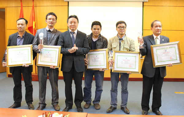 Ủy viên dự khuyết Trung ương Đảng, Thứ trưởng Bộ TN&MT Trần Hồng Hà (thứ ba từ trái vào) trao giải cho các tác giả đạt giải Cuộc thi báo chí về tài nguyên và môi trường lần thứ II