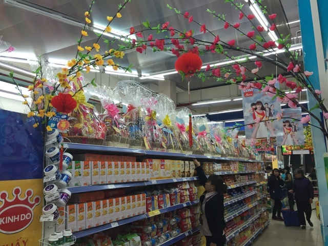 Gần 50 mẫu thiết kế giỏ quà Tết khác nhau được bày bán tại siêu thị Co.opmart Hà Đông