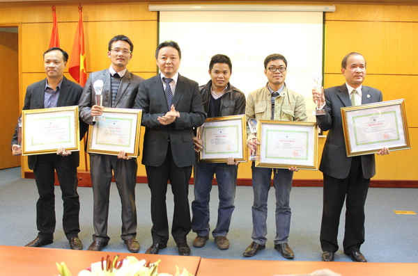 Ủy viên dự khuyết Trung ương Đảng khóa XI, Thứ trưởng Bộ TN&MT Trần Hồng Hà (thứ ba từ trái vào) trao giải cho các tác giả đạt giải Cuộc thi báo chí về TN&MT lần thứ II