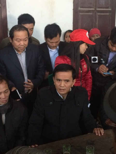 Ông Ngô Văn Tuấn – Phó chủ tịch tỉnh ( áo đen ngồi giữa) tại hiện trường chỉ đạo công tác tìm kiếm các nạn nhân.