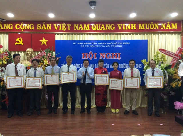 Ông Nguyễn Toàn Thắng, Thành ủy viên, Giám đốc Sở TN&MT TP.HCM trao Bằng khen của UBND TP.HCM cho các tập thể  đạt thành tích trong năm 2015