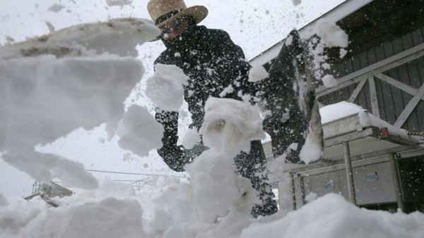  Nhiều người dân ở miền Đông nước Mỹ đã phải xúc dọn tuyết bằng xẻng trên đường đi để băng qua tuyết
