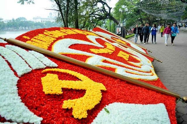 Phố phường Hà Nội rực rỡ cờ hoa trong những ngày Đại hội XII. Ảnh: Hoàng Minh