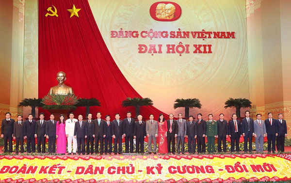 Các đồng chí lãnh đạo Đảng, Nhà nước chụp ảnh lưu niệm với đại biểu dự Đại hội XII. Ảnh: dangcongsan.vn