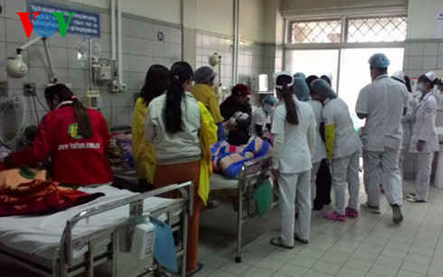 Trẻ nhỏ bị ho, sốt viêm phế quản điều trị tại Khoa Nhi của Bệnh viện Bạch Mai
