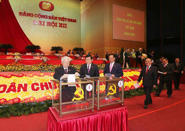 Các đồng chí lãnh đạo Đảng, Nhà nước bỏ phiếu bầu Ban chấp hành Trung ương Đảng Cộng sản Việt Nam khóa XII. Ảnh: dangcongsan.vn