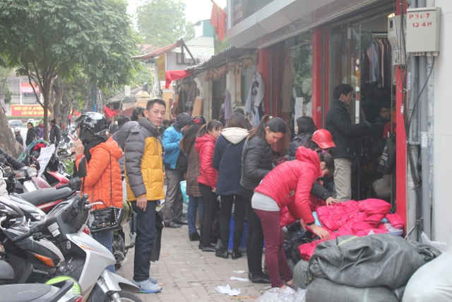 Một cửa hàng bán quần áo ấm trên đường Quán Sứ hạ giá 70% thu hút rất đông người mua.