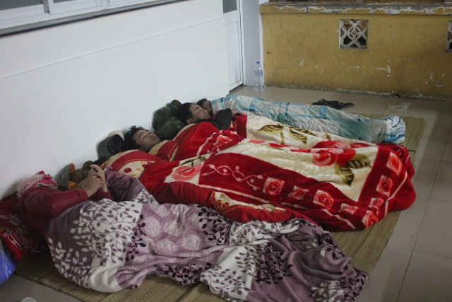 Tại một bệnh viên lớn ở Hà Nội, những người nhà ở lại chăm sóc bệnh nhân nằm co ro bên ngoài nhà chờ, hành lang dưới nhiệt độ ban đêm khoảng 6 - 8 độ C.
