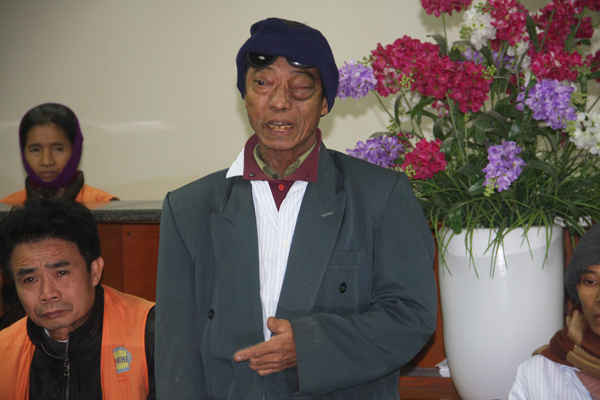 Ông Hoàng Khắc Sâm - bệnh nhân 12 năm chiến đấu với bệnh ung thư xúc động trước tấm lòng hảo tâm của Báo TN&MT
