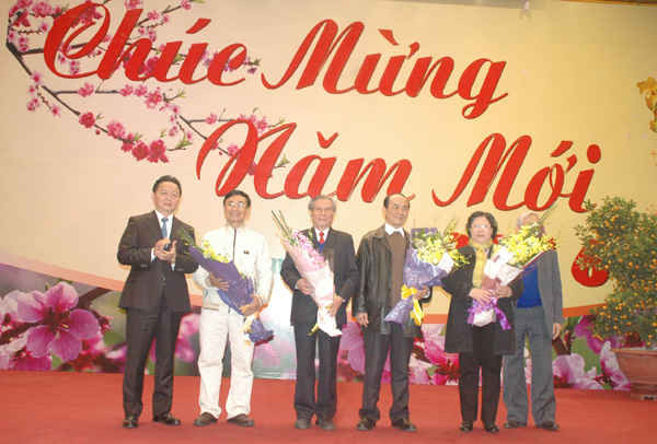 Ủy viên BCH Trung ương Đảng - Thứ trưởng Bộ TN&MT Trần Hồng Hà tặng hoa, quà và chúc Tết các cán bô hưu trí đến tuổi chẵn tại buổi gặp mặt sáng 29/1