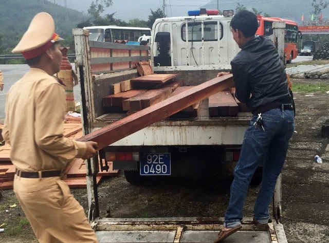 Phát hiện xe khách chở gỗ lậu tại Nam Giang