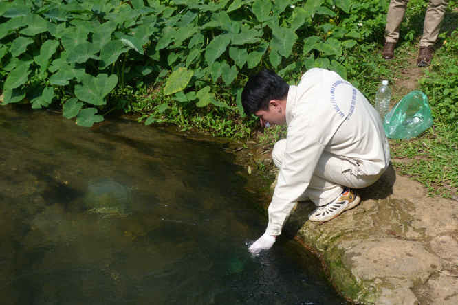 Hiện Trung tâm Quan trắc TN&MT Sơn La đã lấy mẫu nước tại khu vực mó nước giữa tiểu khu 4, 5 để tiến hành phân tích các chỉ tiêu