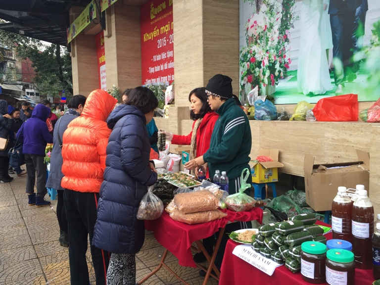 Ngay từ sáng sớm, phiên chợ ẩm thực Tết xưa đã thu hút sự tham gia của đông đảo người dân Thủ đô