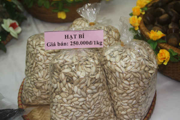 Nhiều loại hạt phục vụ cho ngày tết như hạt bí, hạt dẻ hay các loại mặt hàng khô như miến, măng... thu hút nhiều khách hàng tìm mua