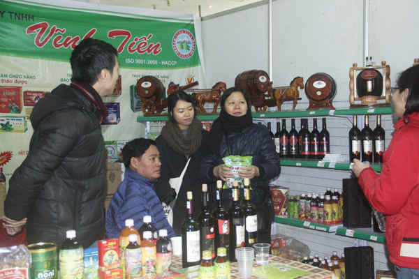 Khách hàng tham quan các gian hàng trong Hội chợ mặc cho thời tiết mùa đông lạnh giá