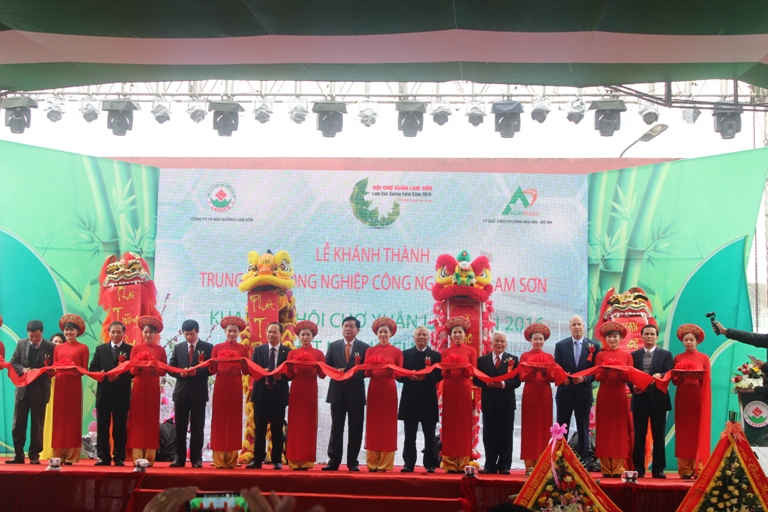 Các đại biểu cắt băng khánh thành Trung tâm Nông nghiệp công nghệ cao Lam Sơn.