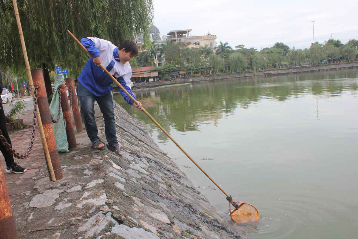 Các bạn ở Đoàn phường Văn Quán tích cực vớt rác quanh khu vực hồ