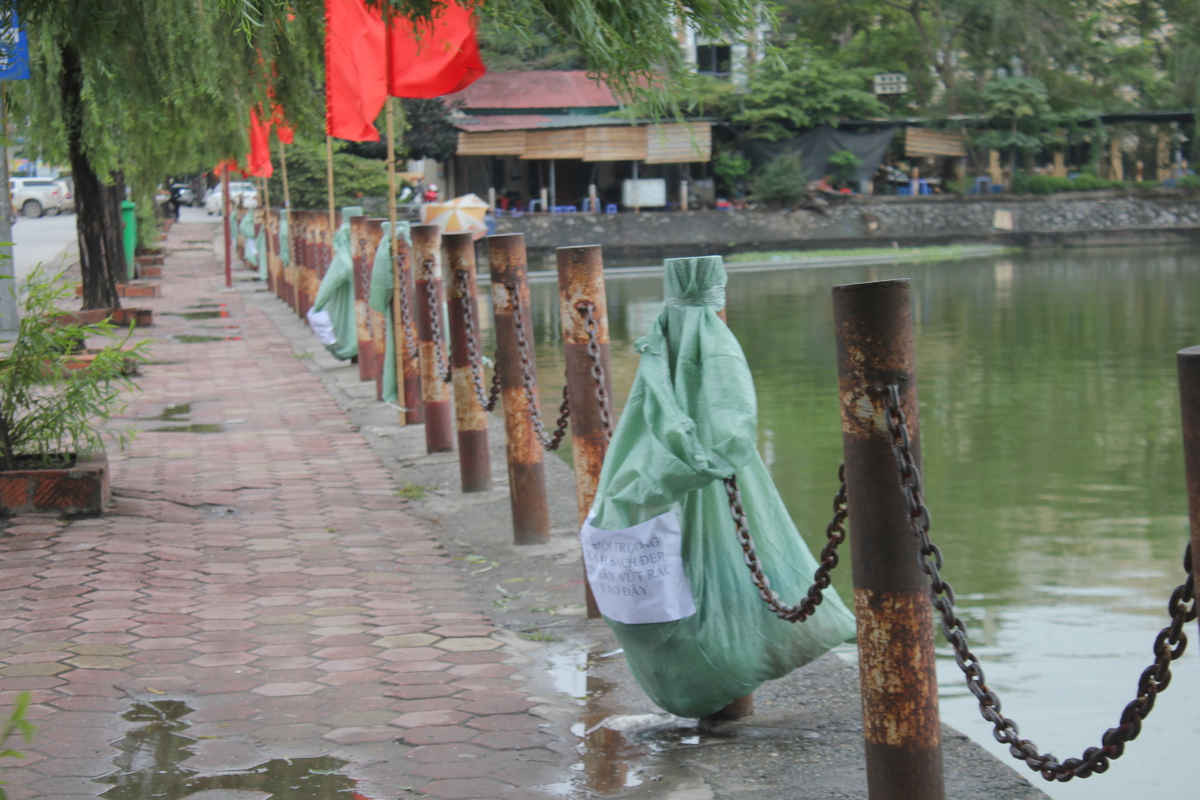 Rất nhiều bao tải gắn trên lan can được bố trí quanh khu vực hồ Văn Quán