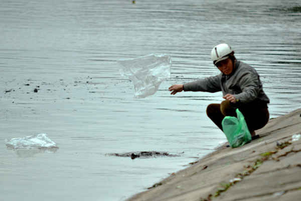 Nhiều người thả cá, đổ tro xong tiện tay vứt luôn túi nilon xuống hồ không chút ngần ngại