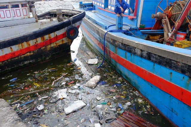 Thói quen xả rác bừa bãi của ngư dân khiến môi trường tại âu thuyền ô nhiễm ngày càng nghiêm trọng