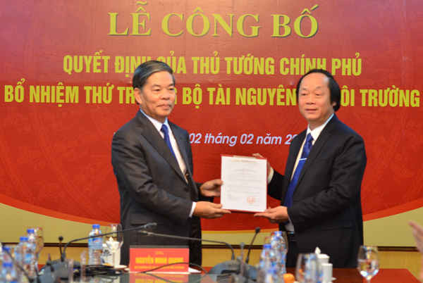 Thừa ủy quyền của Thủ tướng Chính phủ, Bộ trưởng Bộ TN&MT Nguyễn Minh Quang trao Quyết định của Thủ tướng Chính phủ bổ nhiệm ông Võ Tuấn Nhân làm Thứ trưởng Bộ TN&MT. Ảnh: Hoàng Minh