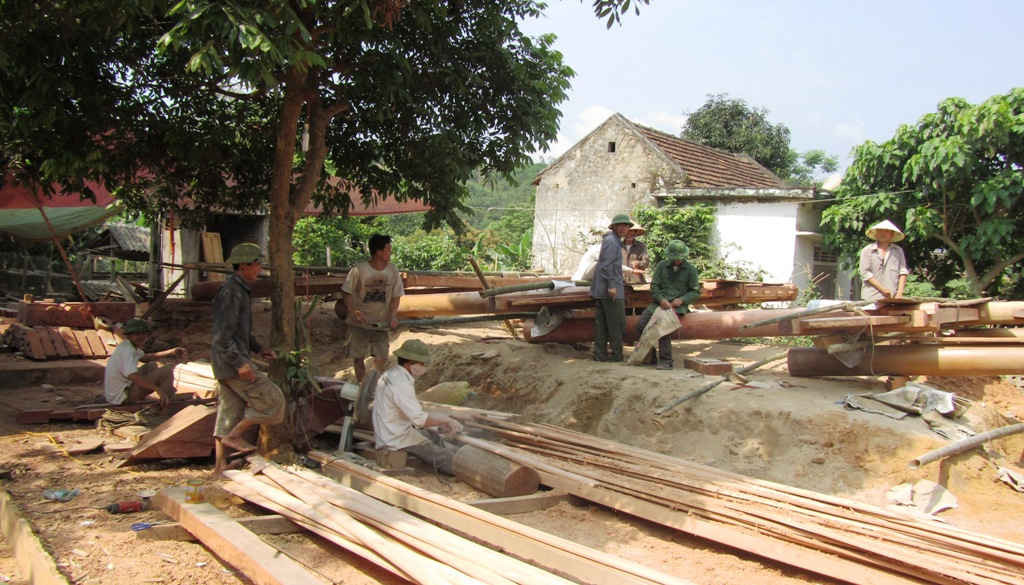 Một tổ thợ mộc Nam Lộc đang làm nhà tại xã Châu Khê (Con Cuông – Nghệ An).