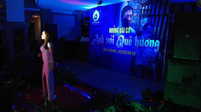 Ca sĩ Quỳnh Na trình bày ca khúc trong đêm nhạc Anh với Quê hương