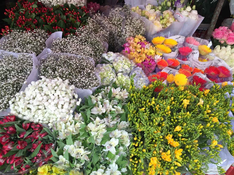 Đủ loại hoa khoe sắc ở chợ hoa lớn nhất Thủ đô