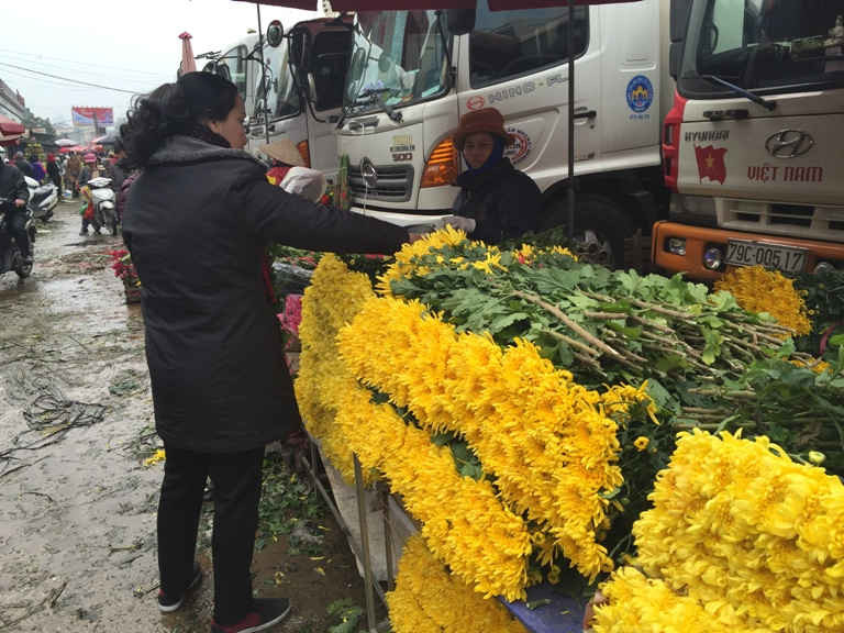 Theo một số tiểu thương ở chợ hoa, khách mua hoa rất lẻ tẻ