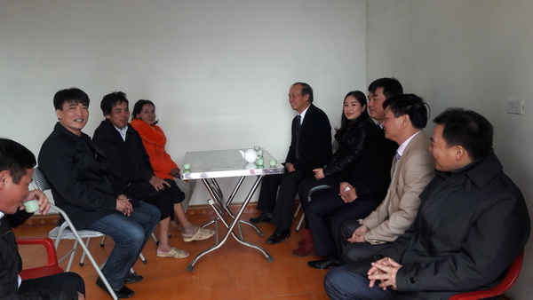Ông Thân Văn Khoa, Phó Bí thư thường trực Tỉnh ủy Bắc Giang cùng lãnh đạo Cty CP Thiên Lâm Đạt trao nhà tình nghĩa cho gia đình ông Dương Văn Nghĩa.