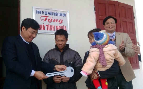 Ông Dương Văn Thái, Phó Chủ tịch UBND tỉnh Bắc Giang cùng lãnh đạo Công ty Thiên Lâm Đạt trao nhà tình ngĩa cho gia đình ông Nguyễn Văn Điều.
