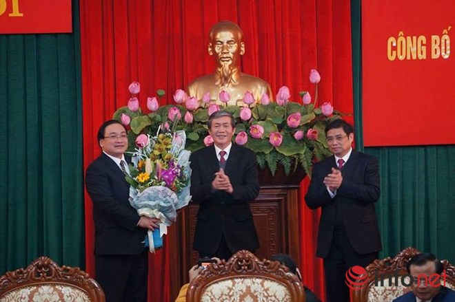Ông Đinh Thế Huynh (giữa), ông Phạm Minh Chính (bên phải) chúc mừng tân Bí thư Thành ủy Hà Nội Hoàng Trung Hải 