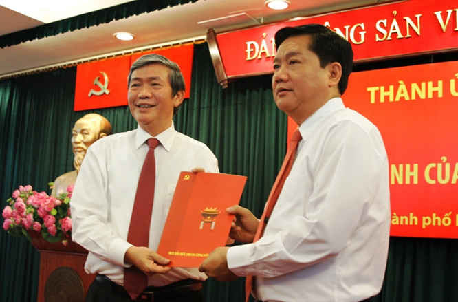 Ông Đinh Thế Huynh - Ủy viên Bộ Chính trị, Thường trực Ban Bí thư trao Quyết định phân công nhiệm vụ Bí thư Thành ủy TPHCM cho ông Đinh La Thăng - Ảnh: Chinhphu.vn 