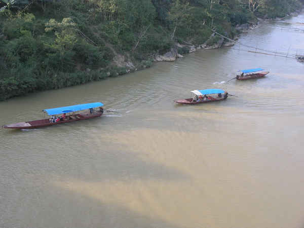 Du khách đi chơi chợ Cốc Ly (huyện Bắc Hà) họp ngày thứ 3 hàng tuần bằng thuyền trên dòng sông Chảy thơ mộng.